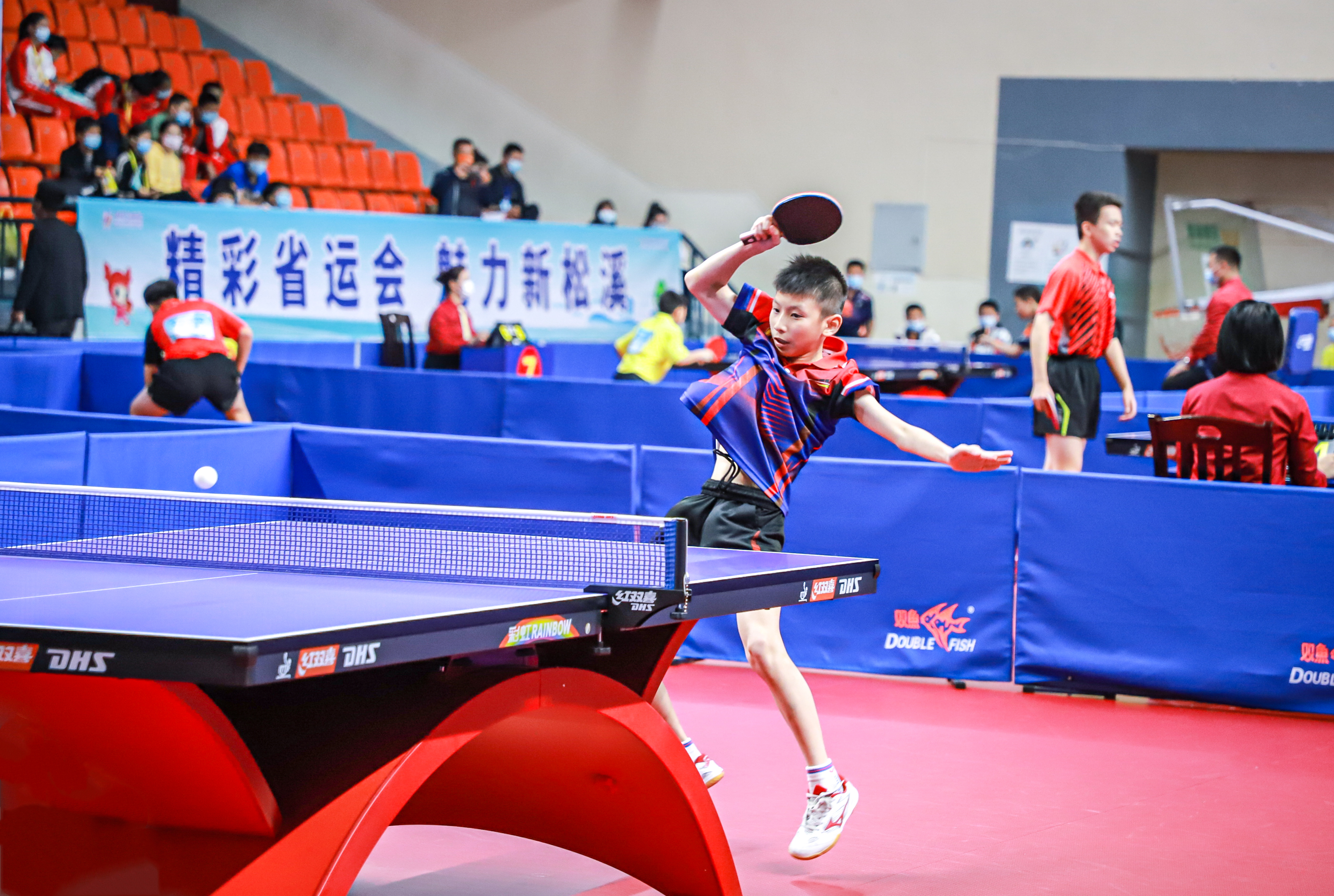 洲的目光更 洲的目光更