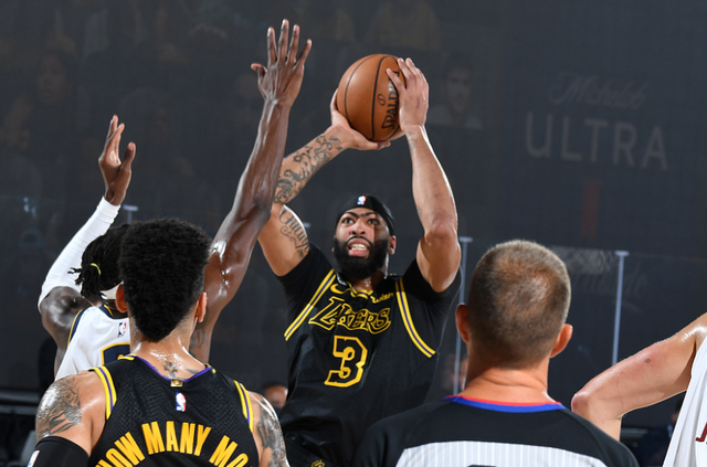 运动员中被 运动员中被